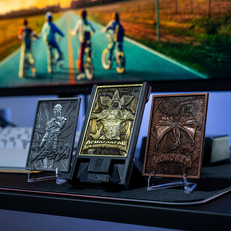 Stranger Things Digiplate Starter Pack 3 Cartes Metal + Stand